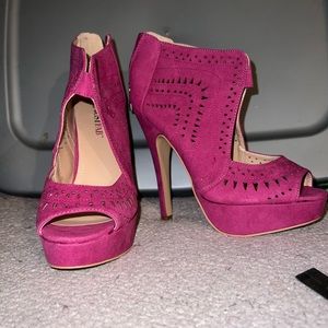 JustFab Suede Fuchsia heels size 6 never worn